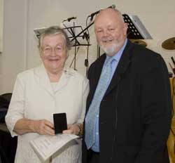 Isabelle Kearsley accepts her medal from Moderator Rev Dr David Pitman. Photo by Osker Lau