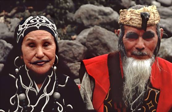 Ainu couple in traditional garb.  Photo from University of Minnesota Duluth www.d.umn.edu 