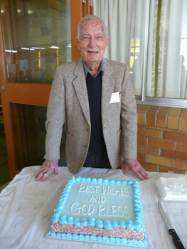 Bob Scott with his farewell cake at The Hills Uniting Church. Photo by Judy Scholes