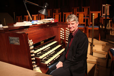 Christopher Wrench at the organ of St Andrew’s Uniting Church, Brisbane City. Photo by Peter Robinson