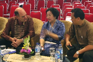 Pacific PeaceBuilding Initiatives Director Rev Ian Stehbens (left) met with former President of Indonesia Megawati Soekarnoputri. Photo courtesy of PPBI Ltd