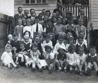 Bardon Methodist Sunday School about 1947 in front of the old cottage church in Simpsons Road