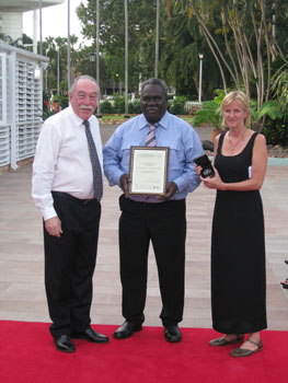 Maritja Dhamarrandji, centre, accepts his team’s 2010 General Practice Network NT Administrator’s Medal for Primary Health Care. Photo by Peter Jones