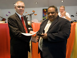 Viliami (Willie) Afeaki receives his 2010 Moderator’s Medal. Photo by Osker Lau