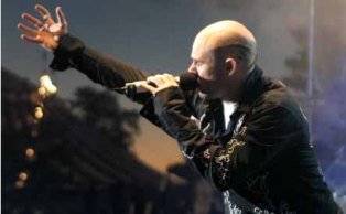 Soulframe frontman and Australian Idol contestant Mutto onstage at the 2006 Australian Gospel Music Festival. Photo by Adam Weathered and courtesy of www.therockacrossaustralia.com.au