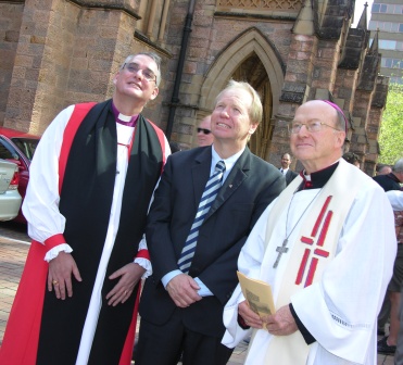 Anglican Archbishop Philip Aspinall, Premier Peter Beattie and Catholic Archbishop John Bathersby looking for an answer to prayer.  Picture by Lorraine Page, The Catholic Leader.